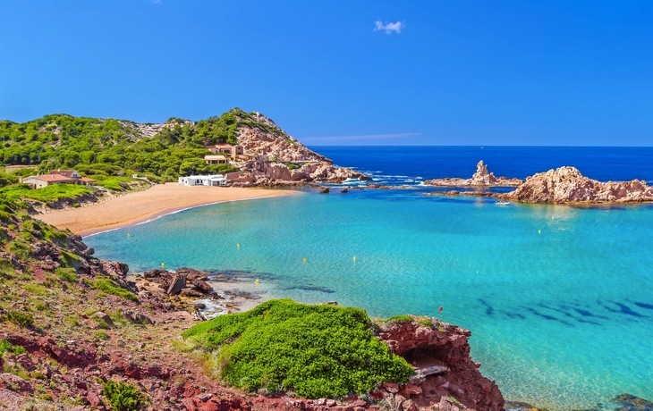 Cala Pregonda Strand mit goldenem Sand am Sommer sonnigen Tag auf Menorca Insel.