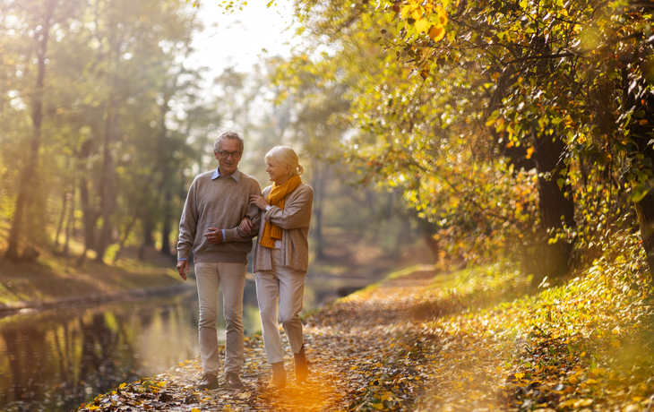 älteres Paar im Herbstpark