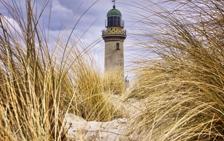 der Leuchtturm Warnemünde im gleichnamigen Ostseebad, einem Ortsteil der Hansestadt Rostock