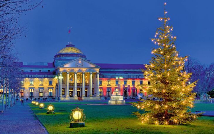 Kurhaus in Wiesbaden zur Weihnachtszeit, Deutschland