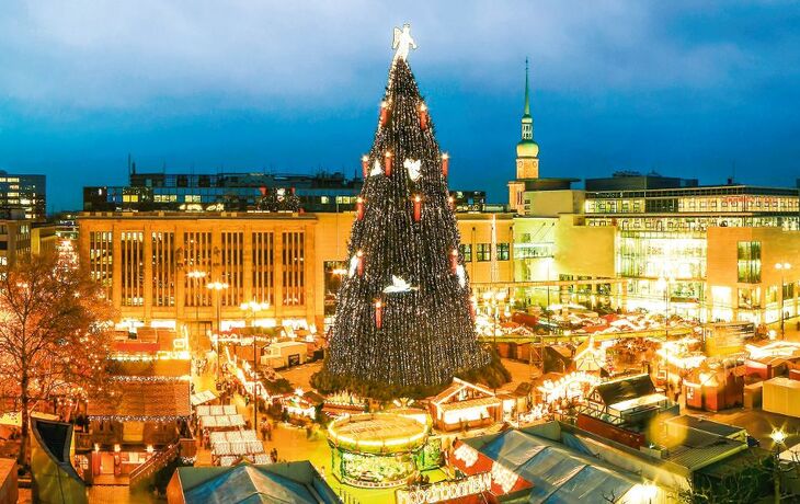 der größte Weihnachtsbaum der Welt auf dem Weihnachtsmarkt in Dortmund, Deutschland