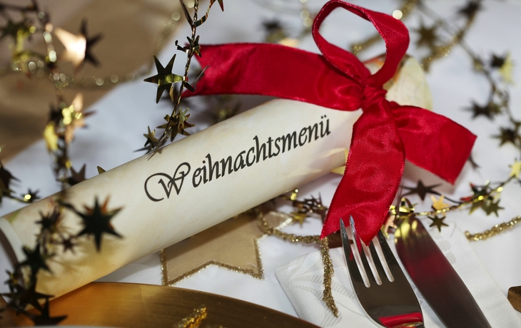 edel gedeckter Weihnachtstisch