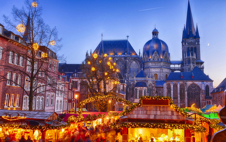 Weihnachtsmarkt rund um das Rathaus in Aachen, Deutschland