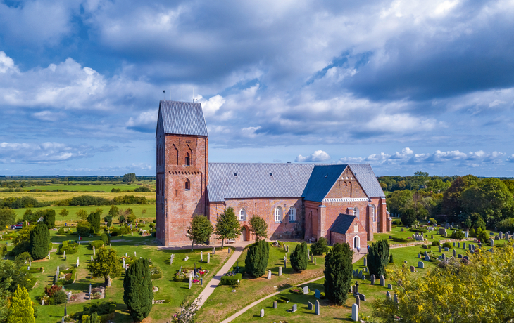 Kirche und Friedhof