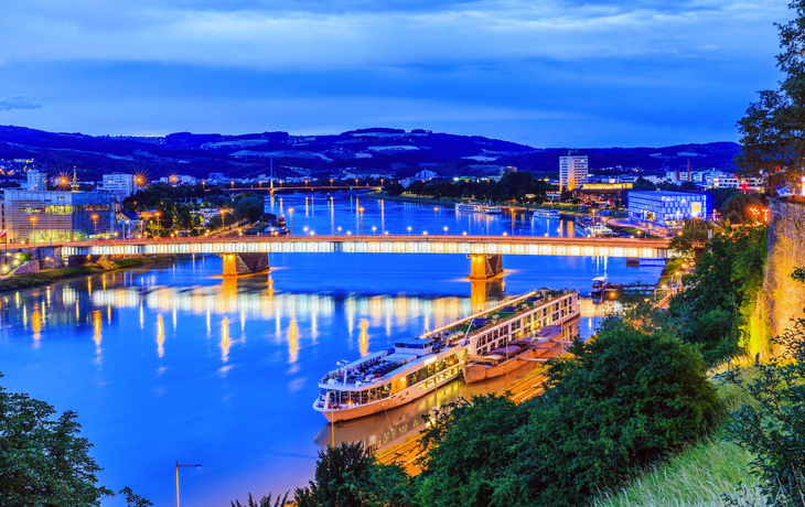 Nibelungenbrücke über die Donau in Linz, Österreich