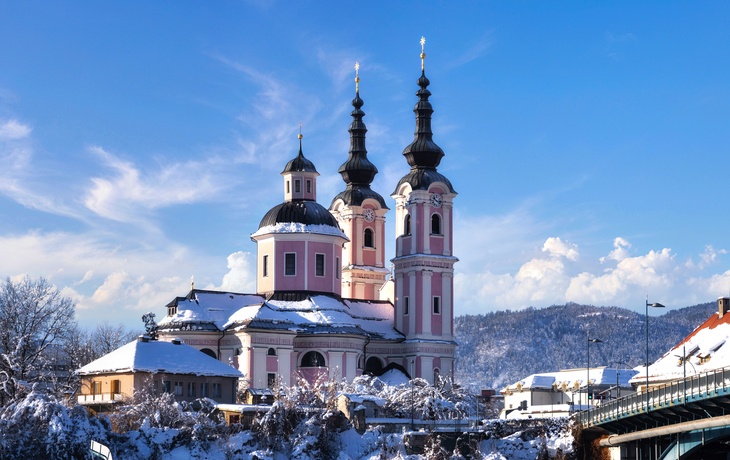 Blick auf die Heiligenkreuzkirche im Winter in Villach