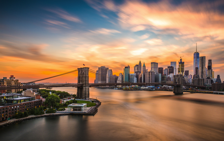 New York City Skyline über der Brooklyn Bridge