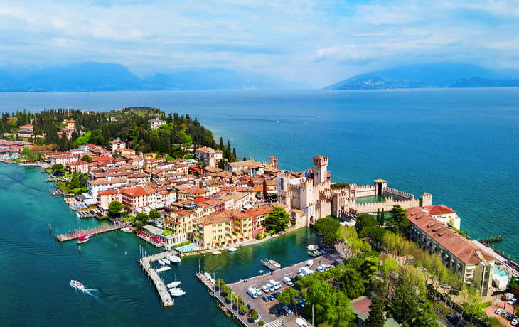 Blick von der Burg Rocca Scaligera über Sirmione am Gardasee, Italien